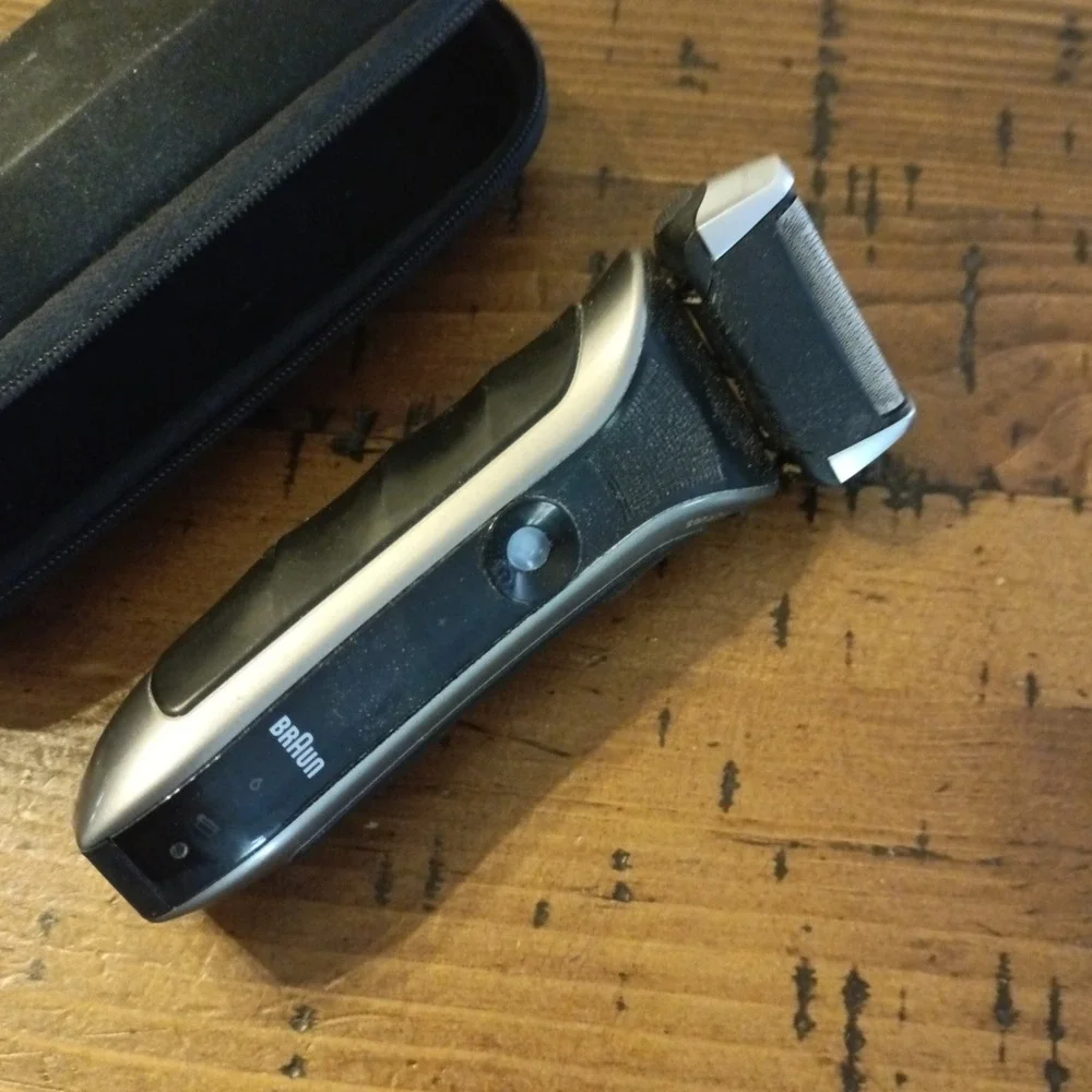 Braun Series 5 565cc-4 Electric Shaver with Travel Case UNTESTED b3